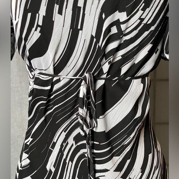 Essentials by Milano Black and White Semi-Sheer Pullover Blouse (Small) - Picture 9 of 11